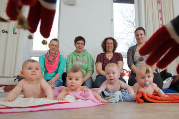 Kappeln  Deutschland  Delfi-Kurs mit Kleinkindern