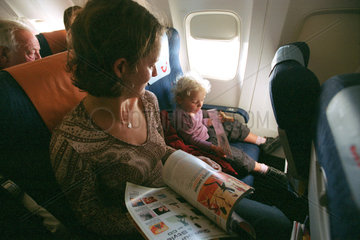 Mutter und Kind im Flugzeug  Fuerteventura