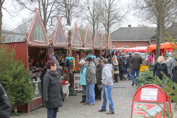 Harrislee  Deutschland  Weihnachtsmarkt in Harrsilee auf dem Marktplatz