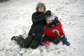 Belloe  Schweden  Junge seift seinen Bruder mit Schnee ein