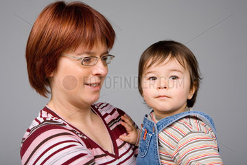 Riedlingen  Portraet einer Frau mit einem Kind auf dem Arm
