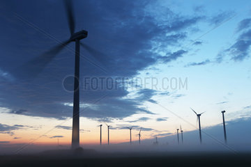 Breklum  Deutschland  Windkraftanlagen im abendlichem Nebel