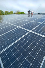 Breitenburg  Deutschland  auf einem Dach werden Solaranlagen montiert