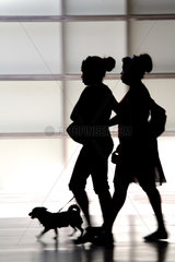 Berlin  Deutschland  Silhouette von zwei Frauen mit Huendchen