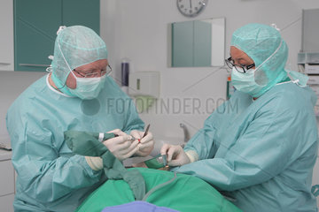 Flensburg  Deutschland  Kieferchirurg bei einer Behandlung mit der BMAC-Methode