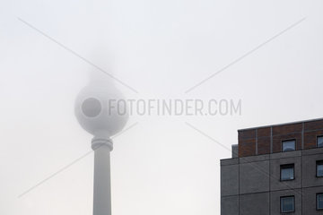 Berlin  Deutschland  der Berliner Fernsehturm bei Nebel