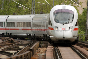 Heranfahrender Zug der Baureihe ICE3 der DB AG