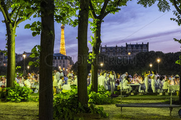 FRANCE - PARIS - INVALIDES - DINNER IN WHITE
