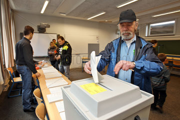 Flensburg  Deutschland  Waehler an derWahlurne zur Bundestagswahl 2013
