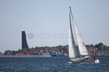 Kiel  Deutschland  Segelboot im Sommer am Falkensteiner Strand in Kiel Friedrichsort