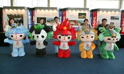 Hong Kong  die Maskottchen der Olympischen Sommerspiele 2008 in Peking. Von links: Beibei  Jingjing  Huanhuan  Yingying und Nini