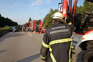 Grosshansdorf  Deutschland  Aufraeumarbeiten nach einem Unfall auf der A1