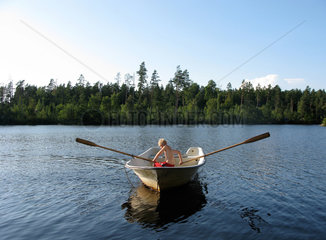 Karlskrona  Schweden  ein Kind im Ruderboot