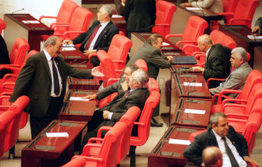 Abgeordnete vor einer Sitzung im Parlament in Ankara