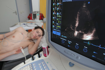 Flensburg  Deutschland  bei einem Patienten wird mittels Ultraschall (Sonografie) eine Echokardiografie gemacht