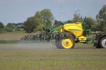 Leck  Deutschland  Herbizideinsatz auf einem Maisfeld