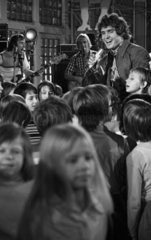 Berlin  DDR  Musiker Frank Schoebel singt mit einer Kindergruppe Lieder der Schallplatte Komm wir malen eine Sonne