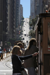 San Francisco  USA  Touristen fahren mit der Cable Car