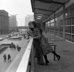 Berlin  DDR  junge Frauen tragen in der Stadt die neueste Herbst-Mode