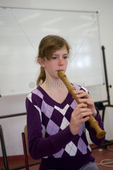 St. Georgen  Deutschland  Schuelerin der 7. Klasse im Musikunterricht