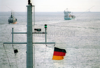 Signalmast eines Schiffs mit deutscher Flagge