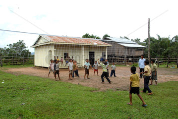 Pum Chikha  Kambodscha  kambodschanisch  Jungs spielen Volleyball an einer Schule