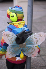 Berlin  Deutschland  als Schmetterling verkleidetes Maedchen mit Gehoerschutz