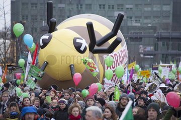 Berlin  Deutschland  Menschen protestieren bei der Demo - Wir haben es satt! gegen die industrielle Landwirtschaft und das Bienensterben.