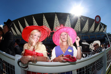 Ascot  Grossbritannien  elegant gekleidete Frauen mit Hut beim Galopprennen