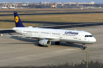 Berlin  Deutschland  Airbus A321 der Fluggesellschaft Lufthansa auf dem Vorfeld des Flughafen Berlin-Tegel