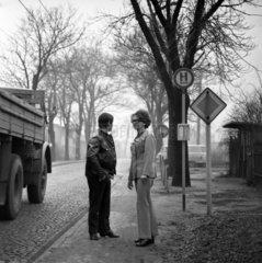 Berlin  DDR  junges Paar wartet auf den Bus