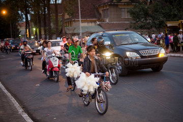 Phnom Penh  Kambodscha  Jungen transportieren Waren zum Verkaufen auf Fahrraedern