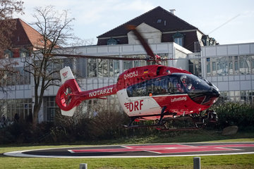 Berlin  Deutschland  Rettungshubschrauber der DRF Luftrettung startet vom Landeplatz des Vivantes Klinikum Neukoelln