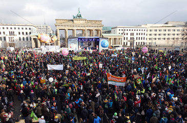 Berlin  Deutschland  Demo - Wir haben es satt! vor dem Brandenburger Tor