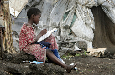 Goma  Demokratische Republik Kongo  Maedchen macht ihre Hausaufgaben