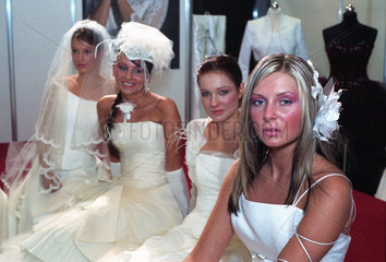 Als Braeute verkleidete Studentinnen bei einer Hochzeitsmesse in Posen (Poznan)  Polen