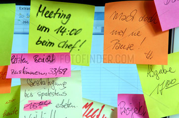 Berlin  viele Notizzettel am PC-Bildschirm