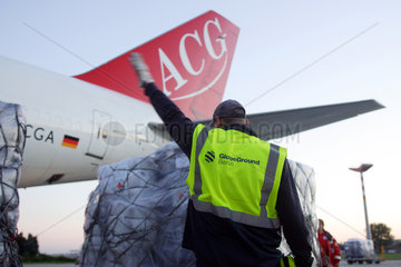 Schoenefeld  Deutschland  Hilfsguetertransport des Deutschen Roten Kreuzes fuer Pakistan
