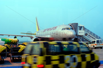 Berlin  Flugzeug auf dem Rollfeld des Flughafen Berlin-Schoenefeld