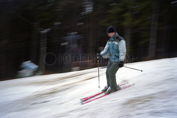 Skifahrer auf der Piste in den Schlesischen Beskiden (Beskid Slaski)  Polen