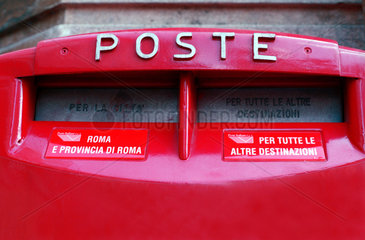 Rom  ein Briefkasten der italienischen Post