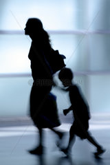 Berlin  Silhouette einer Mutter mit zappeligem Kind