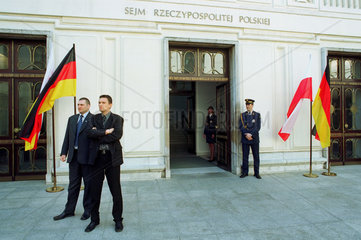 Warschau  Eingang zum Sejm mit deutschen Flaggen