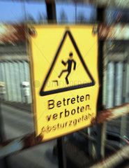 Neuseddin  Deutschland  Betreten verboten Schild auf einer Bruecke