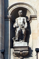 Statue an der Fassade der Rumaenischen Nationalbank in Bukarest