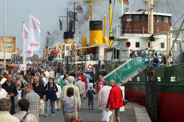 Flensburg  Deutschland  Besucher der Flensburger Dampf Rundum besichtigen die Dampfschiffe im Hafen