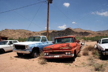 Hackberry  USA  Oldtimer und Pick-Ups abgestellt in der Wueste von Arizona