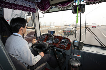 Seoul  Busfahrer am Steuer seines Busses auf einer Autobahn