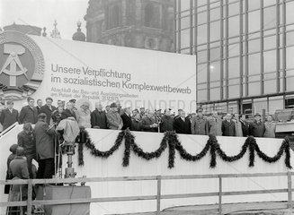 Berlin  DDR  Veranstaltung der DDR-Staatsfuehrung an der Baustelle des Palast der Republik