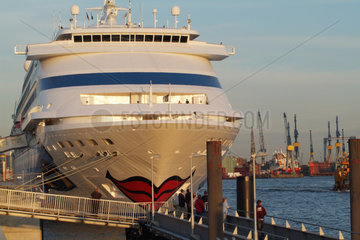 Hamburg  Deutschland  das Kreuzfahrtschiff AIDAluna im Hamburger Hafen